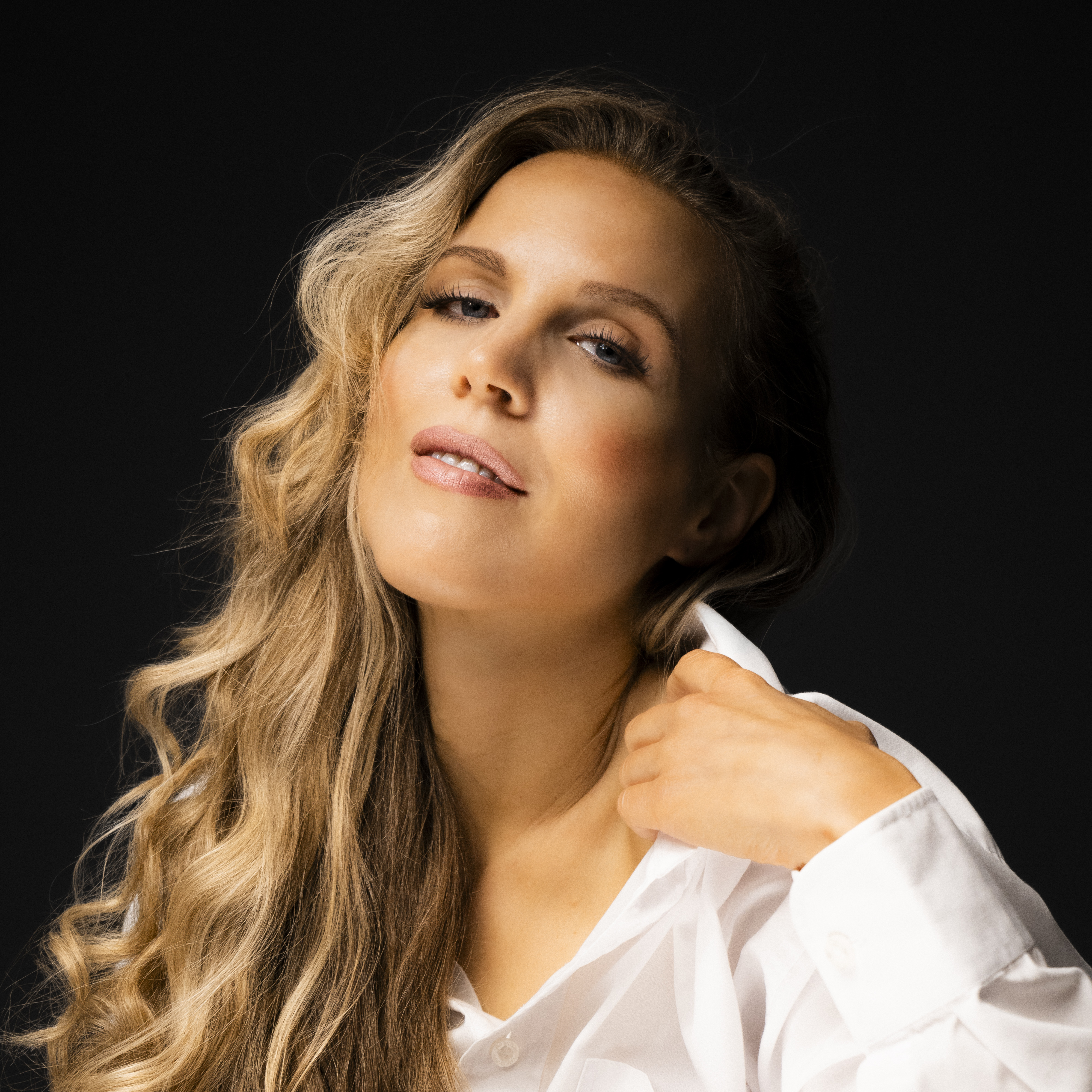 Amelie Aldner - popsanger og pianist Credits: