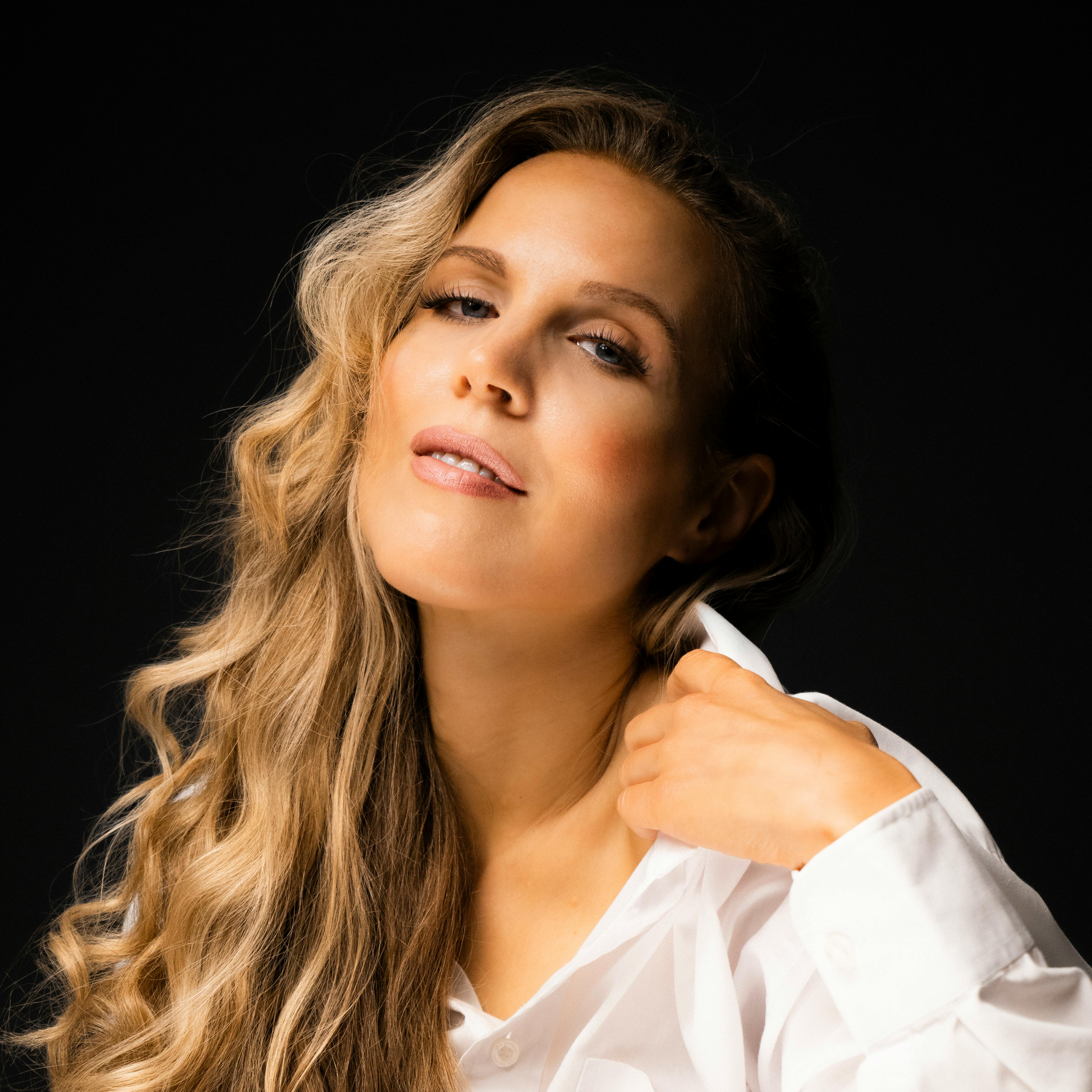 Book Amelie Aldner - popsanger og pianist - Sanger fra Suldal
