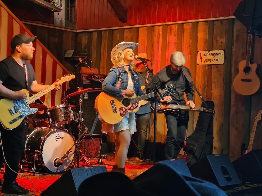 Betty Roots Band Credits: