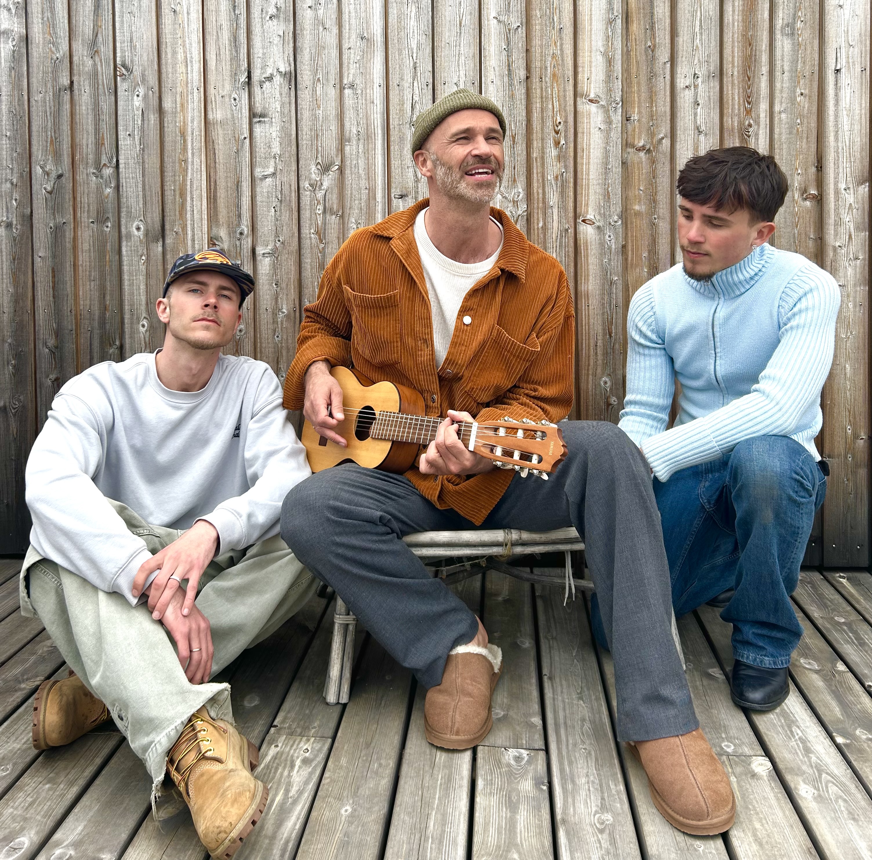 GRYTING - far og to sønner Credits: