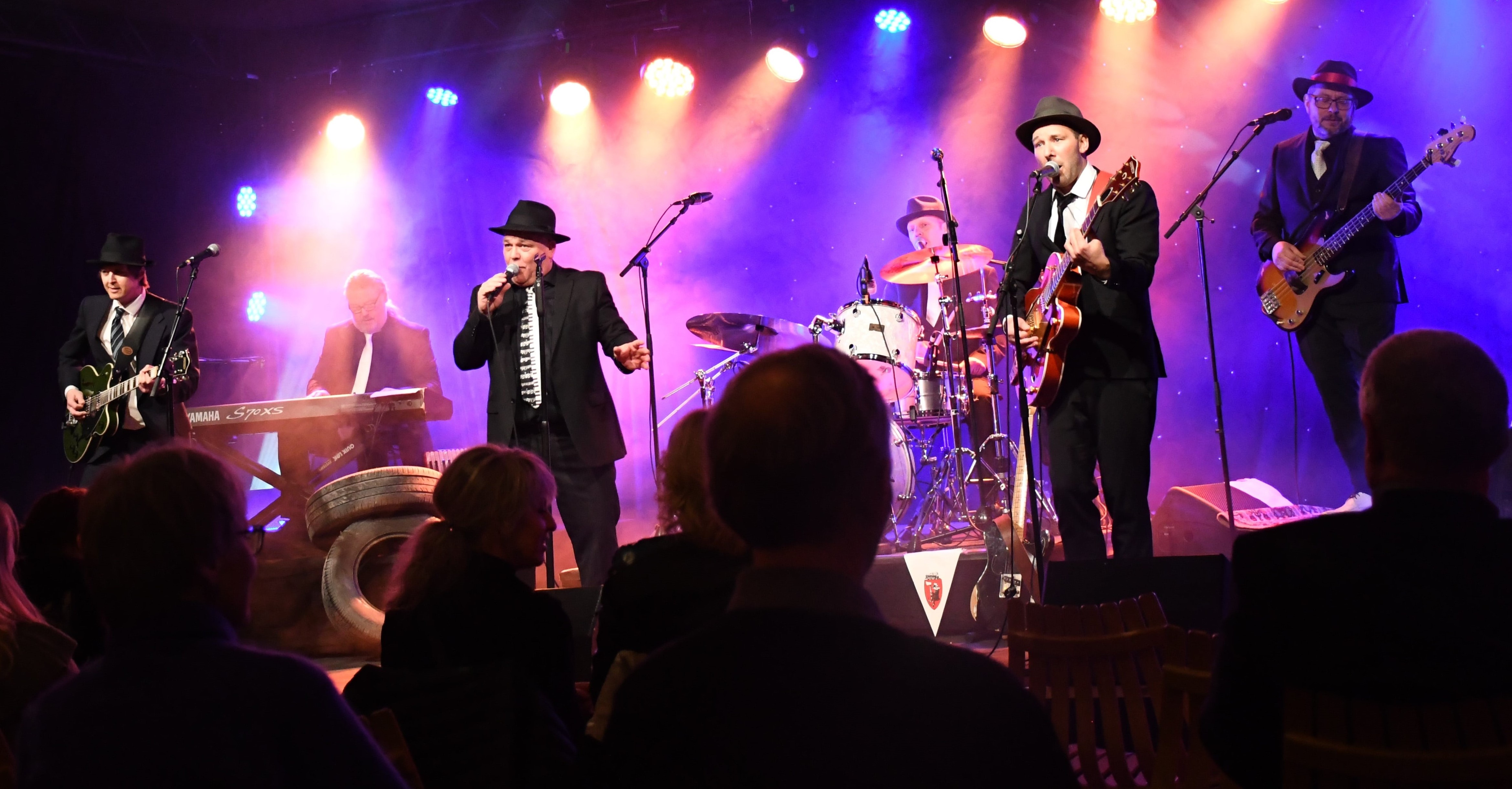 Stuss'lige karer - en hyllest til Vazelina Bilopphøggers Credits: