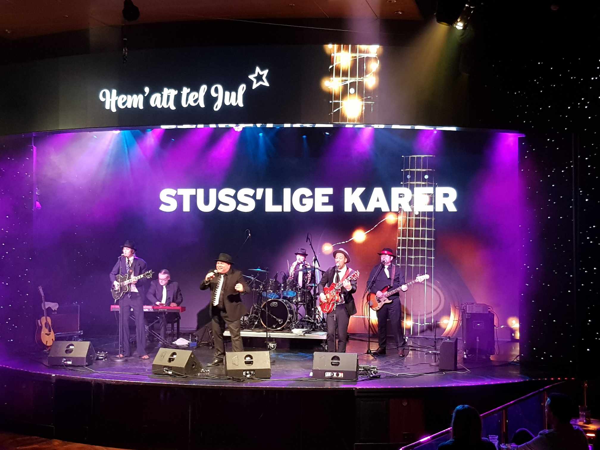 Stuss'lige Karer (Nærmere Vazelina kjem du itte!) Credits: